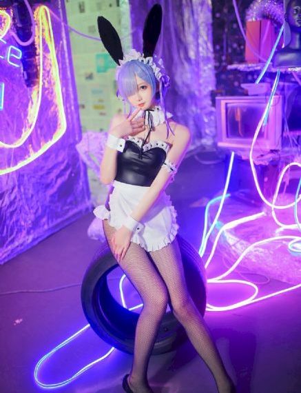 一个上面吃一个下的电影免费_午夜激情